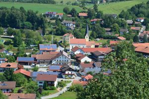 Photovoltaikanlagen auf den Dachflächen eines bayerischen Dorfes.