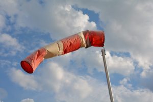 Ein Windsack weht im Wind