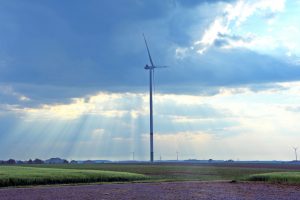 Windenergieanlage in der Agrarlandschaft