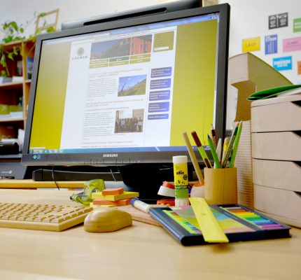 Schul- und Büromaterial: Taschenrechner, IT-Geräte