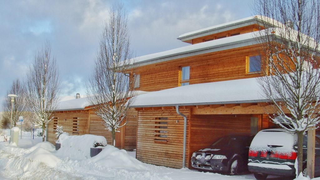 Mit Schnee bedecktes Holzhaus.