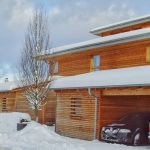 Mit Schnee bedecktes Holzhaus.