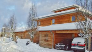 Mit Schnee bedecktes Holzhaus.