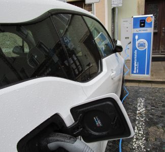 E-Auto an öffentlicher Ladesäule