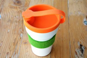 To-go Becher aus Biokunststoff mit Filzmanschette