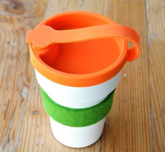 To-go Becher aus Biokunststoff mit Filzmanschette