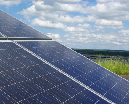 Photovoltaik auf Freiflächen: Broschüre bietet praxisnahe Fakten zu Planung, Bau und Betrieb