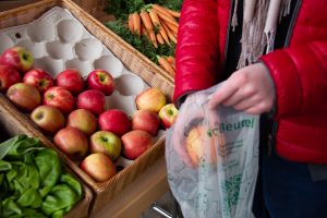 Äpfel in Bio-Beutel verpacken