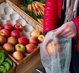 Äpfel in Bio-Beutel verpacken