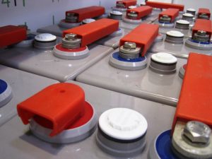 Mit Hilfe von Batteriespeichern kann Strom aus PV-Anlagen auch dann genutzt werden, wenn die Sonne nicht scheint.