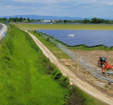 Zur baurechtlichen Privilegierung von Freiflächen- und Agri-Photovoltaikanlagen