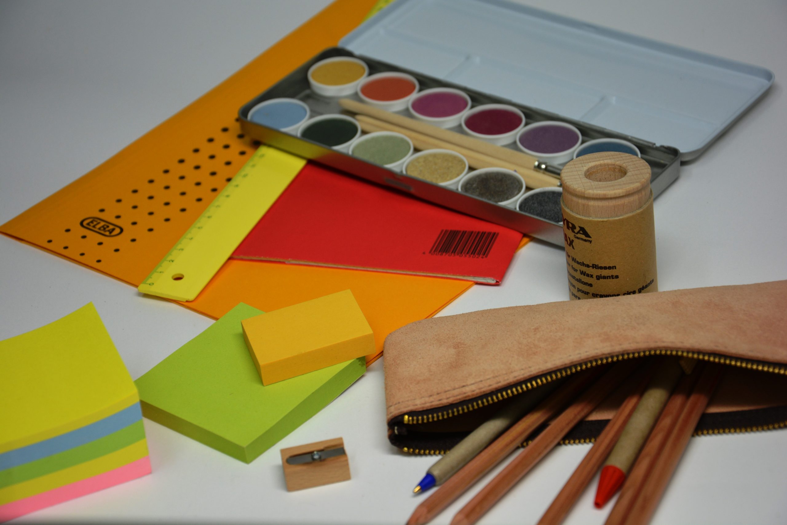 Schul- und Büromaterial: Wasserfarben, Korrekturroller, -stifte und ‑flüssigkeiten