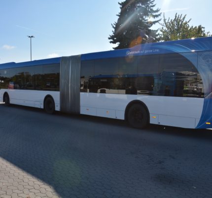 Elektrische Stadtbusflotte besichtigt