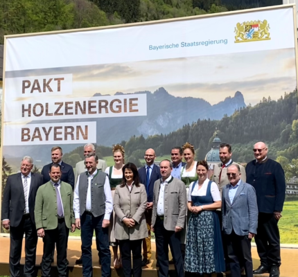 Feierliche Unterzeichnung des „Pakts Holzenergie Bayern“