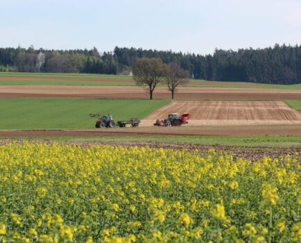 Webkonferenzen zeigen Nutzung von Solarstrom zum Antrieb landwirtschaftlicher Maschinen