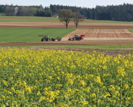 Webkonferenzen zeigen Nutzung von Solarstrom zum Antrieb landwirtschaftlicher Maschinen