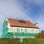 Ein altes Einfamilienhaus wird saniert.