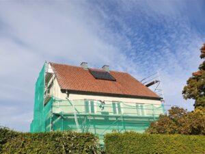 Ein altes Einfamilienhaus wird saniert.