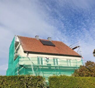 Ein altes Einfamilienhaus wird saniert.