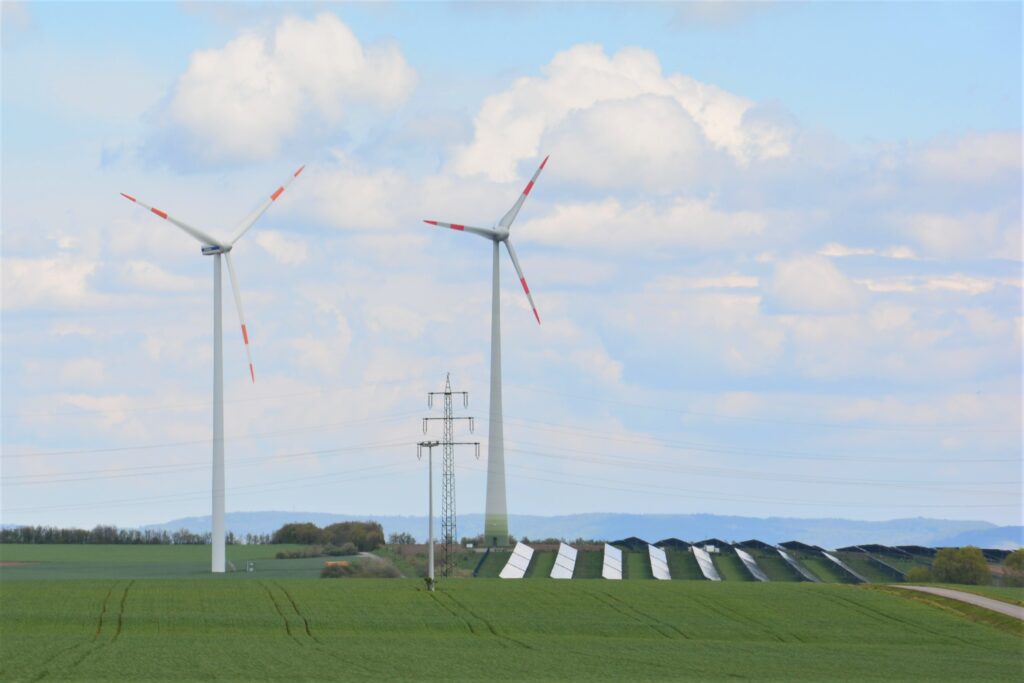Landschaft mit Windenenergieanlagen und Photovoltaik-Paneelen Landschaft mit Windenenergieanlagen und Photovoltaik-Paneelen