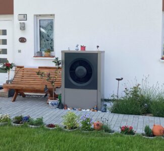 Wärmepumpe mit nebenstehender Sitzbank