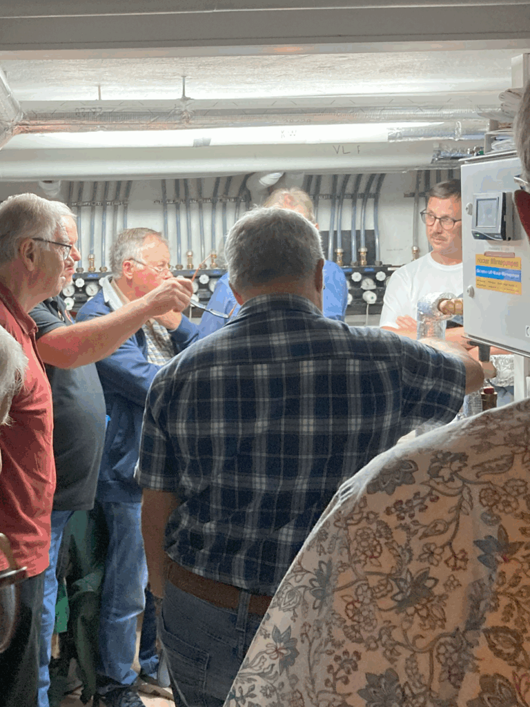 Interessierte Bürgerinnen und Bürger beim Wärmepumpenspaziergang im Heizungskeller
