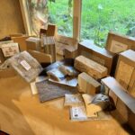 Bau- und Dämmstoffe auf einem Tisch präsentiert.