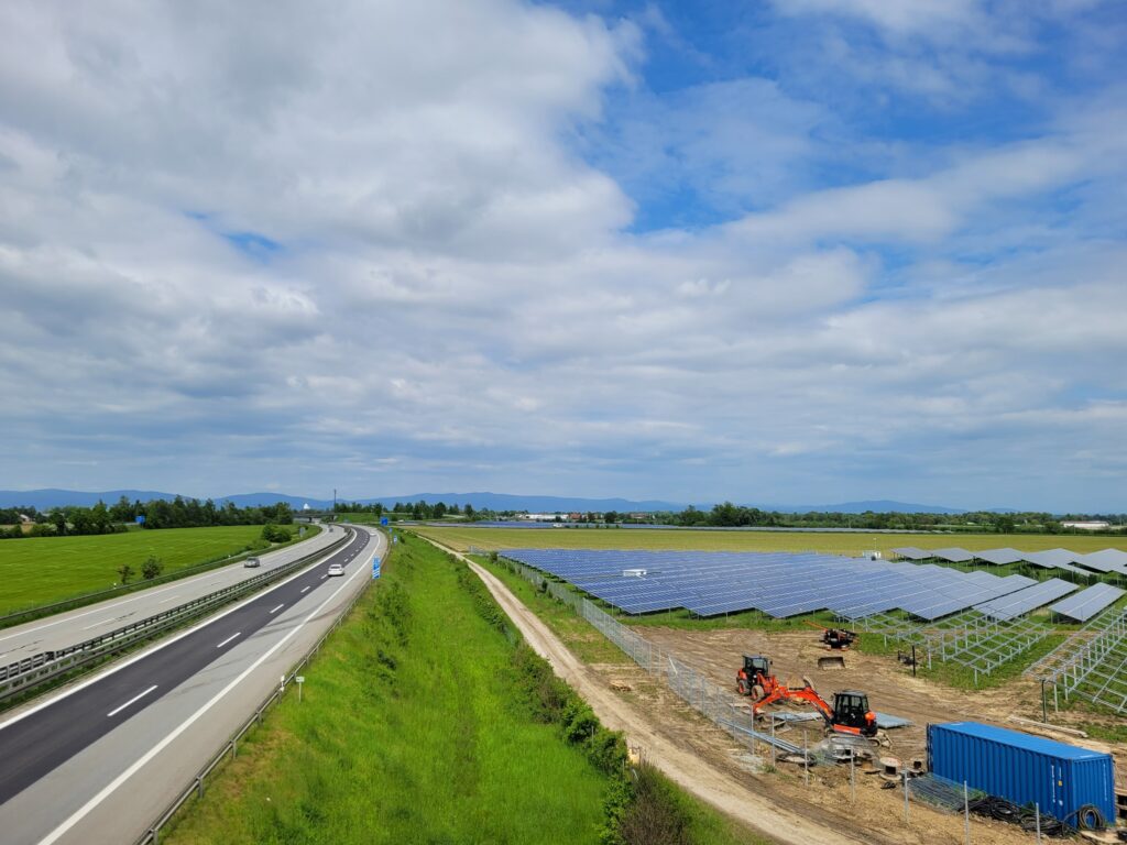Errichtung einer Freiflächen-Photovoltaikanlage entlang einer Autobahn.