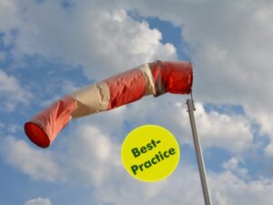 Windsack weht im Wind