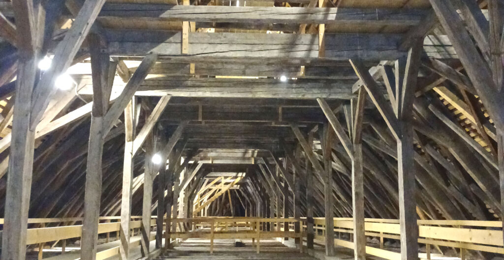 Beeindruckender Bau mit Holz: Dachstuhl der Basilika Sankt Jakob in Straubing