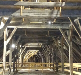 Beeindruckender Bau mit Holz: Dachstuhl der Basilika Sankt Jakob in Straubing