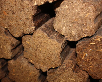 Marktstichprobe: Nur jedes zweite Holzbrikett erfüllt die Normvorgaben