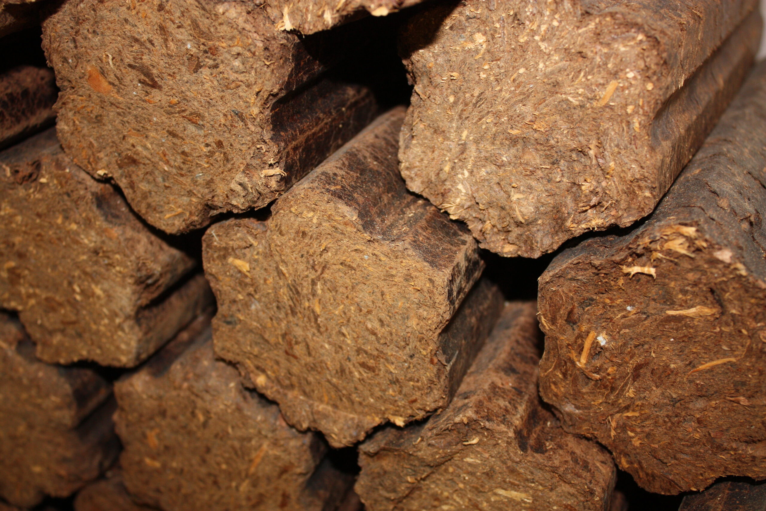 Marktstichprobe: Nur jedes zweite Holzbrikett erfüllt die Normvorgaben