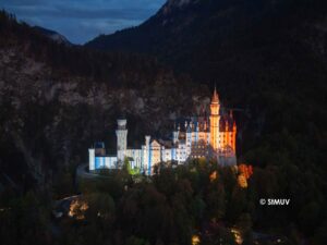 Schloss Neuschwanstein zum Auftakt der Bayerischen Klimawoche 2026 mit den Bayerischen Klimastreifen illuminiert, Copyright StMUV